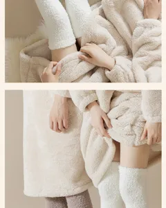 Gros plan de chaussettes montantes en polaire corail et de vêtements d'intérieur bien chaud.