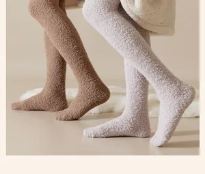 Gros plan sur les chaussettes montantes épaisses et duveteuses pour femme en hiver confortable.