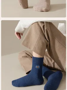 Nahaufnahme Detailansicht dicker, warmer Wollsocken für Herren, ideal für den Winter.