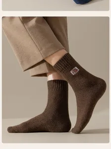 Nahaufnahme der warmen Herren-Wollsocken mit weicher dicker Frotteesohle für kalte Wintertage.