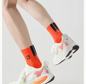 Herren Sport Socken mit professionellen Laufschuhen dynamische Studio Detailansicht Aufnahme