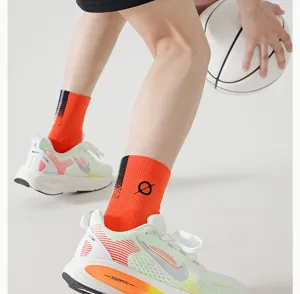Detaillierte Ansicht gepolsterter Herren Basketball Socken in leuchtendem Orange mit Stickerei.