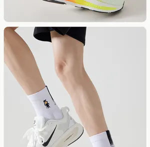 Herren Sport-Laufsocken mit Stickerei kombiniert mit gedämpften Sportschuhen.
