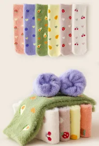Calzini invernali soffici da donna con simpatici motivi di frutta, spessi in peluche.