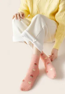 Comode calze di peluche da donna in rosa con dolci motivi di fragole per un uso caldo al coperto.