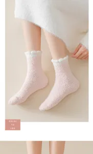 Vue de détail de chaussettes duveteuses rose en polaire douce avec poignets à volants.