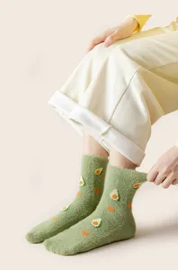 Calzini invernali caldi e soffici da donna con stampa di avocado graziosi e morbidi.