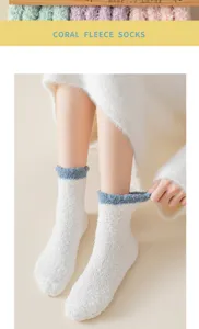 Chaussettes douillettes en polaire corail avec poignets à volants bleus, hiver.