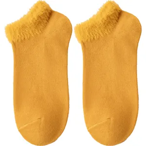 Calcetines cortos amarillos para mujer con borde de felpa esponjosa, uso diario cómodo.