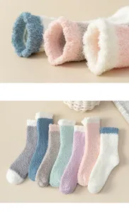 Chaussettes d'hiver en molleton corail pour femmes, chaudes et douces pour la maison confort.