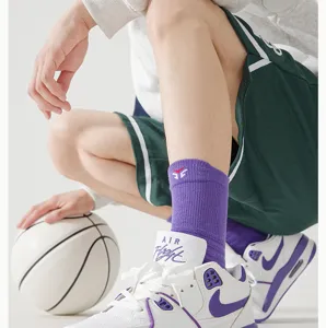 Gros plan détaillé des chaussettes de basketball pour hommes avec semelle éponge épaisse.