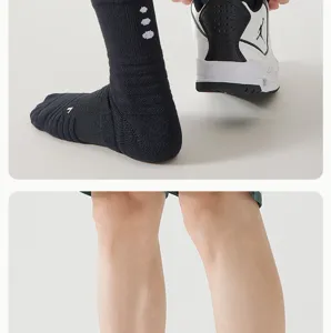 Vue détaillée de chaussettes de sport de basketball noires et rembourrées de sport.