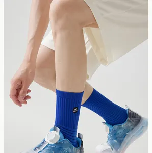 Blaue sportliche Tennissocken mit Rippdesign und Frotteesohle für Laufen und Training.