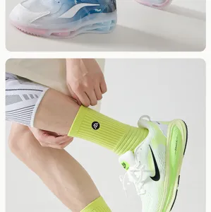 Nahaufnahme von professionellen sportlichen Mittelsocken und Laufschuhen im Detail.