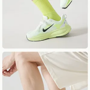 Detailansicht neongrüner Sportsocken mit mittlerem Schaft und Schuhen, Stofftextur.