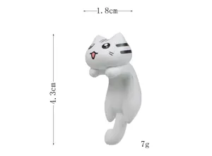 Vista dettagliata della simpatica statuetta di gatto bianco, decorazione da appendere.
