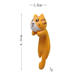 Vista dettagliata della simpatica statuetta di gatto appendibile, perfetta per interni auto.
