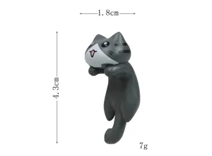 Vista di dettaglio della statuetta di gatto appendibile, mini decorazione auto e scrivania.