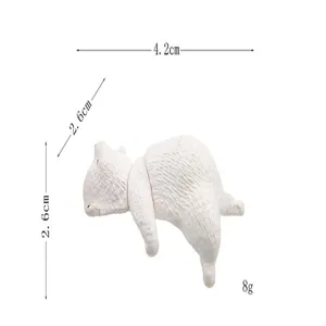 Detailansicht der niedlichen weißen Eisbär-Figur mit genauen Maßangaben und Gewichtsdaten.