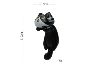 Graziosa statuetta di gatto appeso in resina per interni auto e decorazione scrivania.