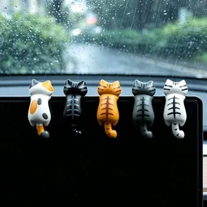 Statuina di Gatto Strisciante in PVC Cartone Animato Decorazione per Interni Auto Mini Ornamento per Schermo di Gattino Arredo Animale