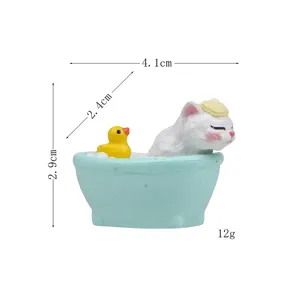 Niedliche Bad Katze Figur Harz Miniatur Desktop Ornament mit gelber Ente und Wanne 4.1cm