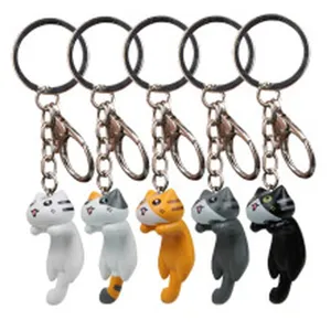 Niedlicher Katzen Schlüsselanhänger Detailansicht mit Metallring und Karabiner hängend.