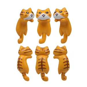 Detail der süßen hängenden orangefarbenen Katzenfigur mit niedlichem Gesicht und Streifen.