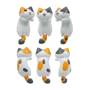Süße dreifarbige Katzen Miniatur Detailansicht, kleine hängende Tierfigur für DIY Schlüsselanhänger.