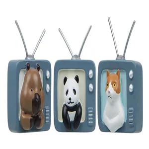Set di calamite da frigo in resina a forma di TV retrò con simpatici disegni di animali.