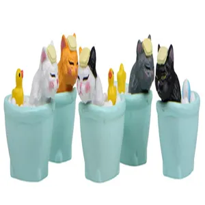 Niedliche Katzen-Badewannen-Figur Detail zeigt Mini-Badewanne mit Kätzchen und gelber Ente.
