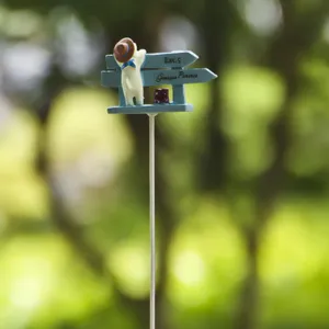 Nahaufnahme des niedlichen Welpen und Wegweiser Pflanzensteckers, Miniatur-Harz-Gartendeko.