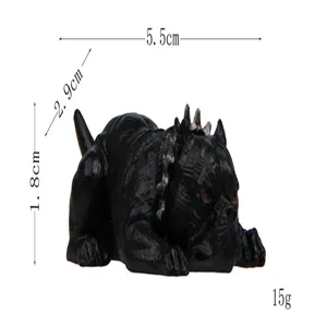 Detaillierte Nahaufnahme einer kleinen schwarzen Bully Hund Figur mit präzisen Maßen.