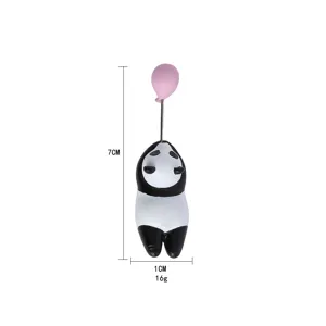 Detailansicht des süßen Kunstharz Panda Magneten mit rosa Ballon für schöne Heimdekoration.