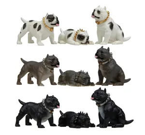 Detailansicht von Miniatur-Bully-Hundefiguren mit muskulösem Körper und Stachelhalsband.
