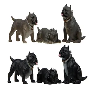Detailansicht muskulöser American Bully Hundefiguren aus Kunstharz mit Stachelhalsbändern.