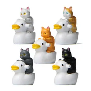 Nahaufnahme Detail des süßen Katzen-Reiten-Ente Miniatur-Figuren-Sets, kreatives Autodekor.