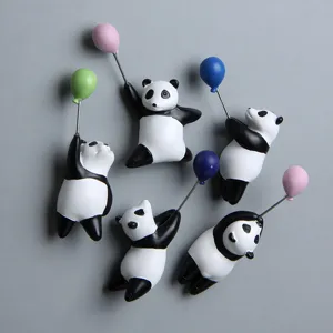 Niedliche 3D-Harz-Panda-Kühlschrankmagnete mit bunten Ballons, ideal für gemütliche Heimdekoration.