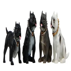 Detailansicht von Resin American Bully Hunde Figuren mit Stachelhalsband fuer Auto und Tisch.