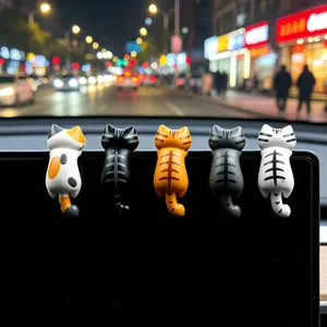 Figurine di gatto carine appese per schermo auto decorazione cruscotto set da 5 pezzi