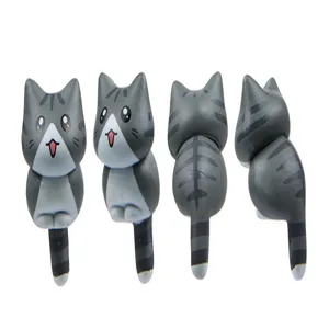 Schattige grijze tabby kat figuur ornament, meervoudige cartoon desktop decoratie voor kantoor thuis.