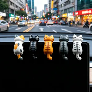 Ornamenti carini per auto con gatti, 5 pezzi di mini figurine di gatto appese per schermo e scrivania.