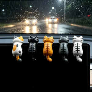 Primo piano dettagliato di simpatici gatti in miniatura sullo schermo auto, decorazione.