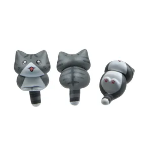 Leuke grijze gestreepte kat figuriet set voor auto dashboard en kantoor desktop decoratie.