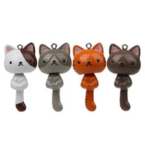 Nahansicht von niedlichen Cartoon Katzen Schlüsselanhängern mit verschiedenen Farben und Designs.
