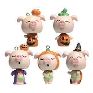 Halloween Schwein Figur Detailansicht, süßer Cartoon Tieranhänger mit Kürbis Kostüm.