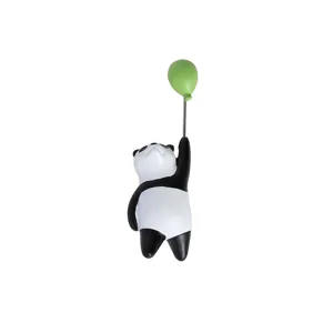 Detaillierte Nahaufnahme des süßen 3D-Harz-Panda-Kühlschrankmagneten mit grünem Ballon.
