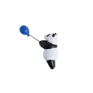 Süßer 3D-Harz-Panda-Kühlschrankmagnet mit blauem Ballon, perfektes Detail für gemütliche Deko.