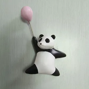 Niedlicher 3D Harz Panda Kühlschrankmagnet mit rosa Ballon, Deko Detail für Zuhause.