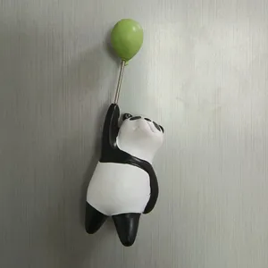 Nahaufnahme des niedlichen Panda Ballon Harz Kühlschrankmagneten dekorativen Zubehörteils.
